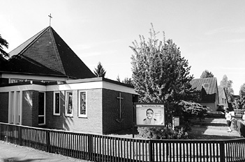 Neuapostolische Kirche mit typischem Symbol